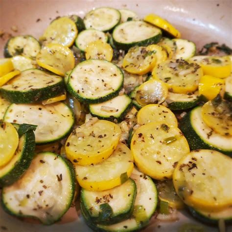 How many sugar are in sauteed summer squash with garlic and fresh herbs - calories, carbs, nutrition