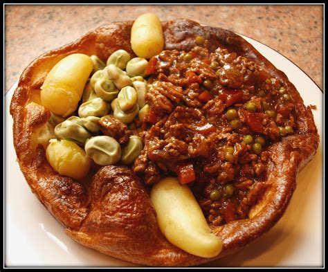 How many sugar are in savoury veggie mince with a yorkshire pudding - calories, carbs, nutrition