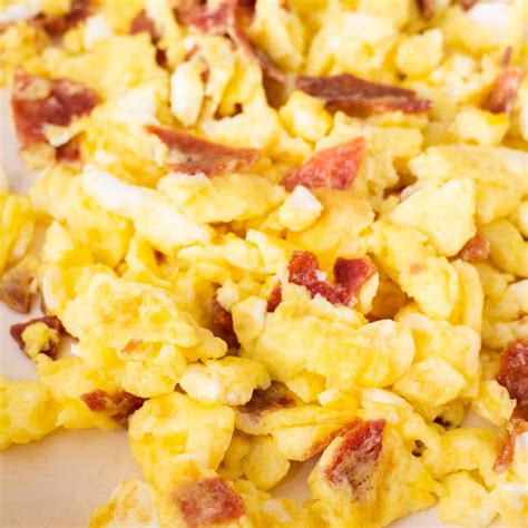 How many sugar are in scrambled eggs and bacon - calories, carbs, nutrition