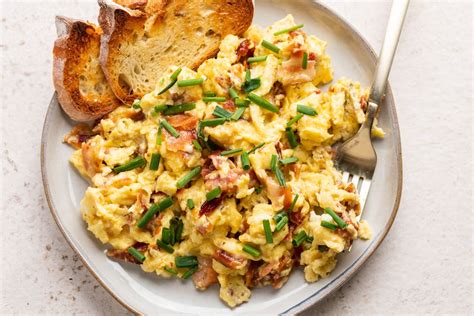 How many sugar are in scrambled eggs with bacon - calories, carbs, nutrition