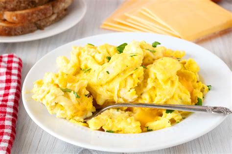 How many sugar are in scrambled eggs with cheddar - calories, carbs, nutrition