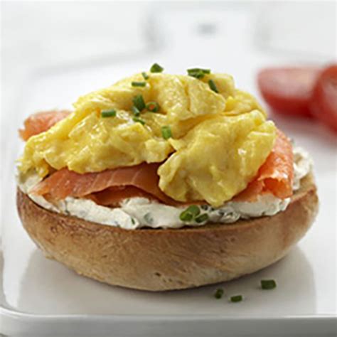 How many sugar are in scrambled eggs with lox & cream cheese - calories, carbs, nutrition