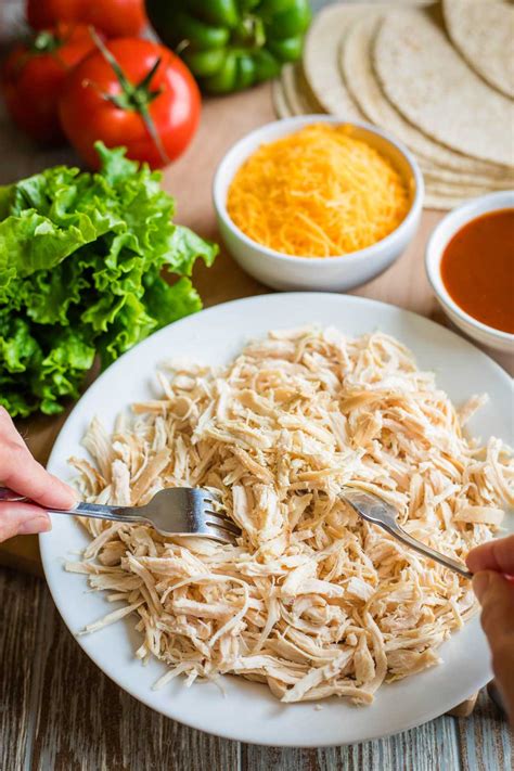 How many sugar are in shredded chicken wrap - calories, carbs, nutrition