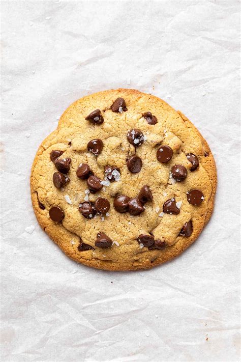 How many sugar are in signature 1/2 chocolate chip cookie (36784.15) - calories, carbs, nutrition