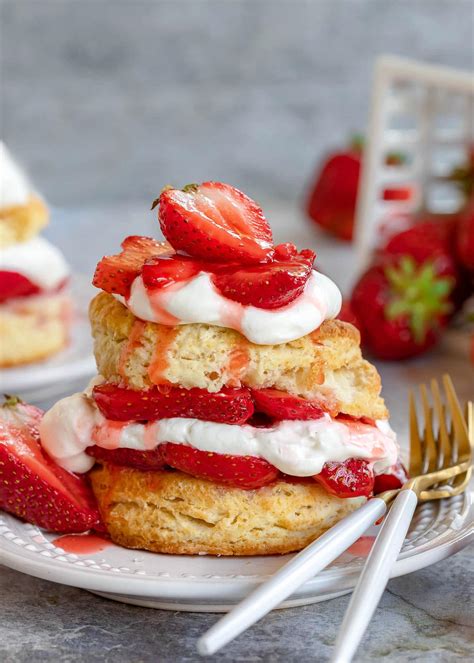 How many sugar are in small plate strawberry shortcake - calories, carbs, nutrition