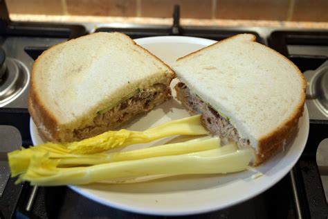 How many sugar are in smoked mackerel sandwich - calories, carbs, nutrition