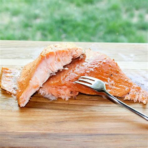 How many sugar are in smoked salmon & dill (mini) - calories, carbs, nutrition