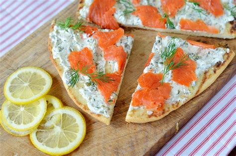 How many sugar are in smoked salmon flatbread pizza - calories, carbs, nutrition