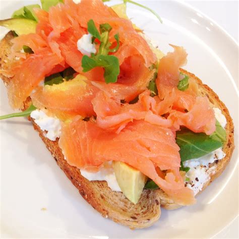 How many sugar are in smoked salmon for sandwiches - calories, carbs, nutrition