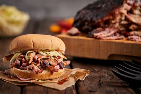 How many sugar are in smokehouse pulled pork sandwich - calories, carbs, nutrition