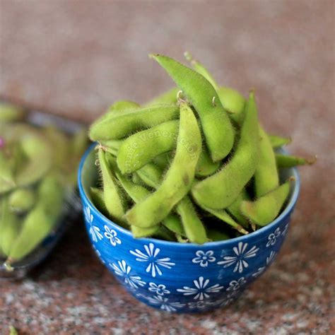 How many sugar are in soybeans in pod - edamame - calories, carbs, nutrition