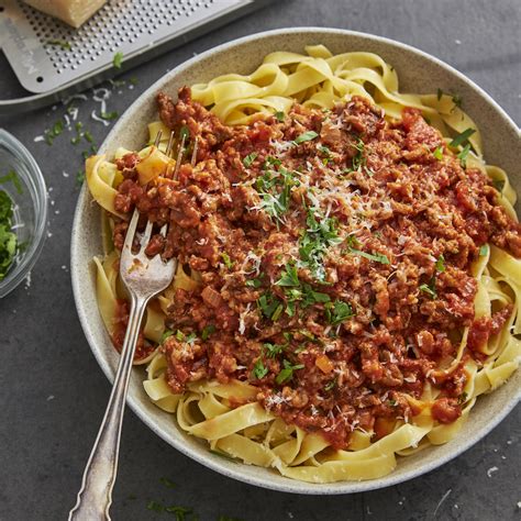 How many sugar are in spaghetti bolognaise with peas - calories, carbs, nutrition