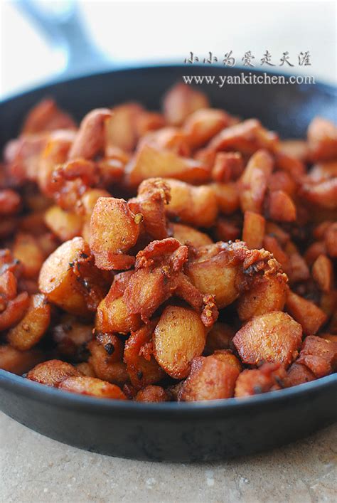 How many sugar are in spicy diced chicken, onions and potatoes in a crisp puff pastry shell - calories, carbs, nutrition