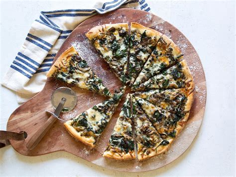 How many sugar are in spinach and mushroom pizza - calories, carbs, nutrition