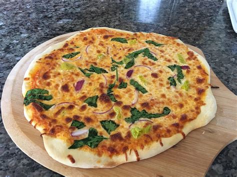 How many sugar are in spinach and red onion wheat pizza - calories, carbs, nutrition