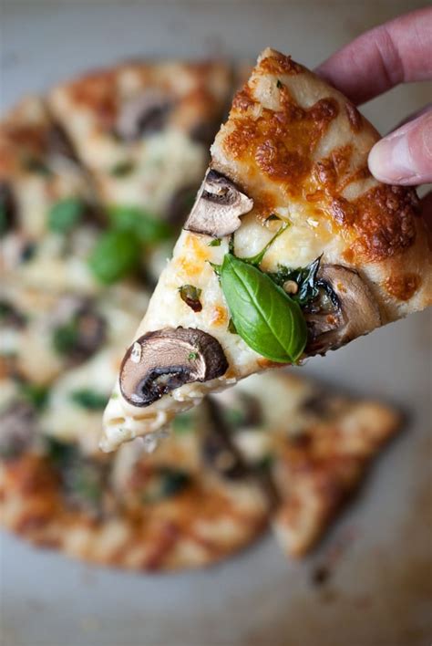 How many sugar are in spinach mushroom pizza - calories, carbs, nutrition