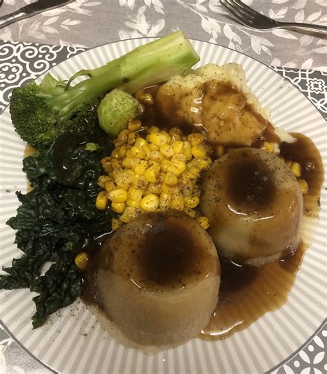 How many sugar are in steak and kidney pudding with pasley potatoes and panache of vegetables - calories, carbs, nutrition