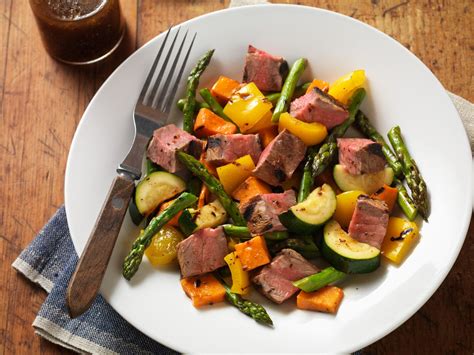 How many sugar are in steak and vegetable salad (75939.0) - calories, carbs, nutrition