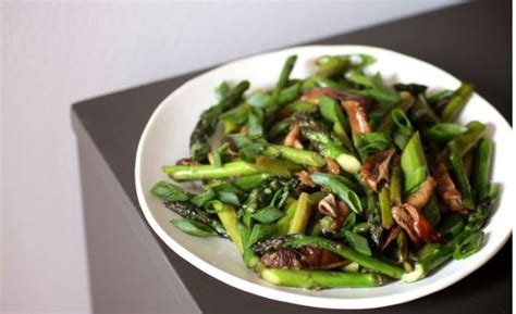How many sugar are in stir-fried asparagus with shiitake mushrooms - calories, carbs, nutrition
