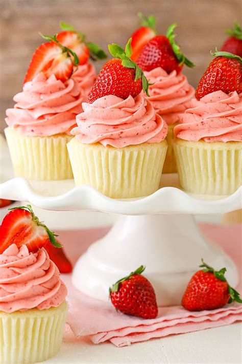 How many sugar are in strawberries and cream cupcake - calories, carbs, nutrition