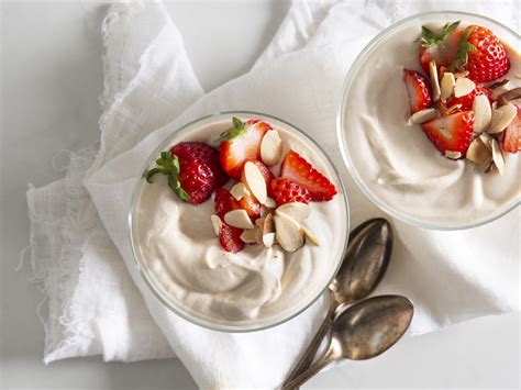 How many sugar are in strawberry almond yogurt parfait - calories, carbs, nutrition