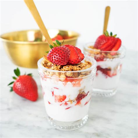 How many sugar are in strawberry and granola parfait - calories, carbs, nutrition