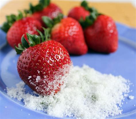 How many sugar are in strawberry basil & grilled chicken salad - calories, carbs, nutrition