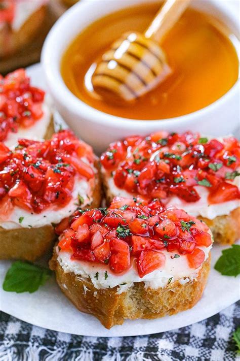 How many sugar are in strawberry bruschetta - calories, carbs, nutrition