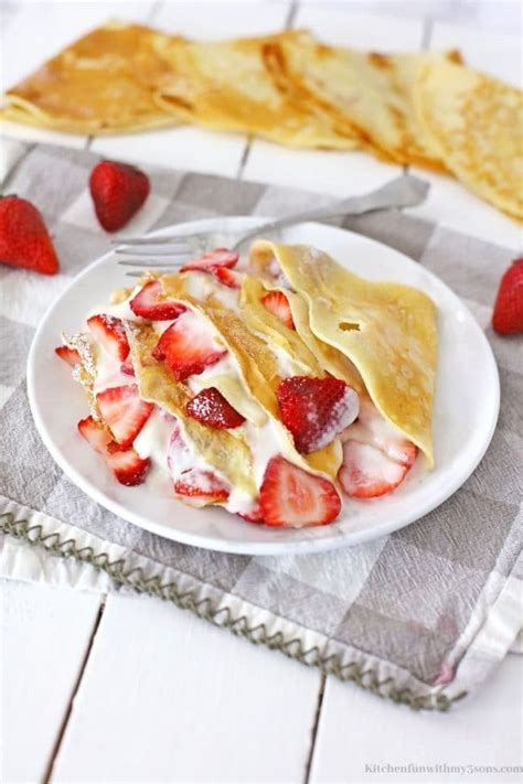 How many sugar are in strawberry cheese crepe - calories, carbs, nutrition