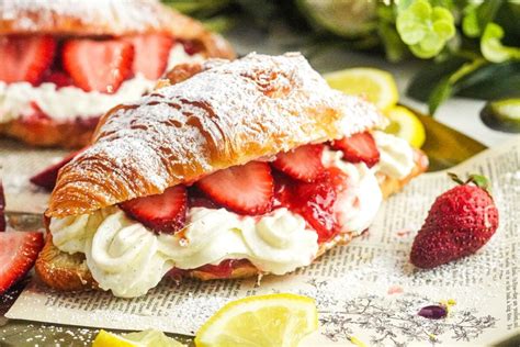 How many sugar are in strawberry cream cheese filled croissant - calories, carbs, nutrition