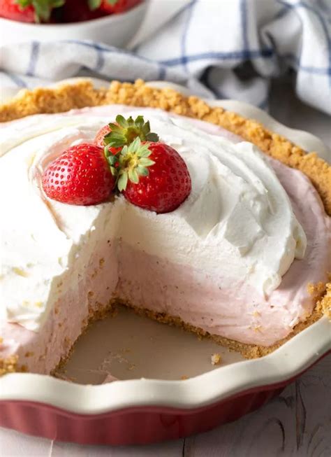 How many sugar are in strawberry cream pie (101903.0) - calories, carbs, nutrition