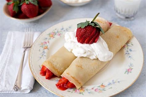 How many sugar are in strawberry crepes - calories, carbs, nutrition