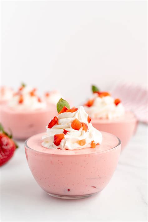 How many sugar are in strawberry mousse cups - calories, carbs, nutrition