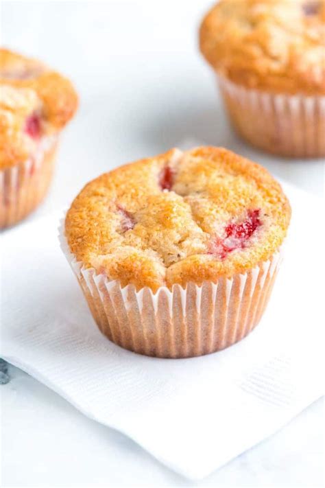 How many sugar are in strawberry muffin bar - calories, carbs, nutrition