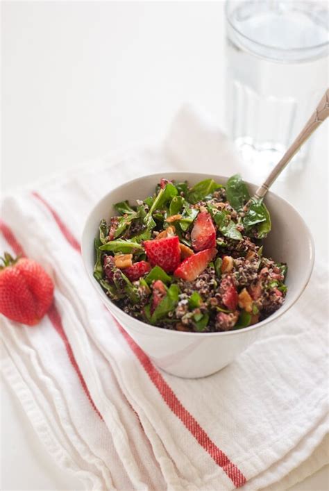 How many sugar are in strawberry quinoa salad with chopped kale - calories, carbs, nutrition