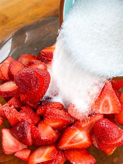 How many sugar are in strawberry shortcake - calories, carbs, nutrition