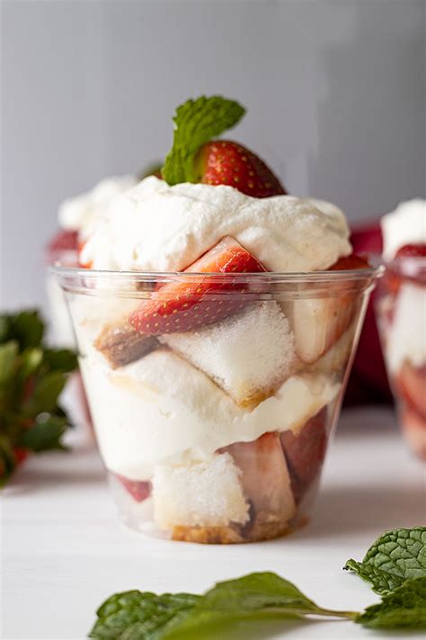How many sugar are in strawberry shortcake parfait cup - calories, carbs, nutrition