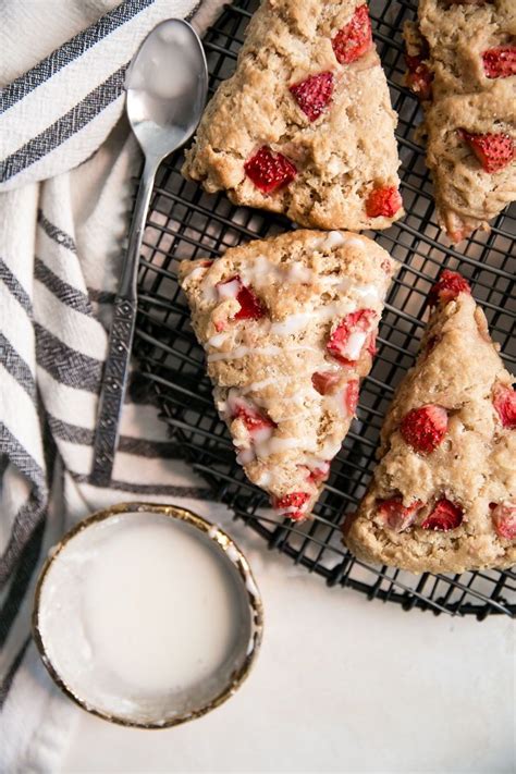 How many sugar are in strawberry sunflower scone (75885.0) - calories, carbs, nutrition