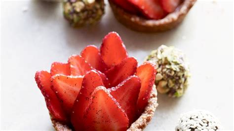 How many sugar are in strawberry tarts with ginger nut crust - calories, carbs, nutrition