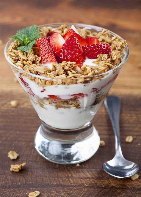 How many sugar are in strawberry yogurt parfait-sm - calories, carbs, nutrition