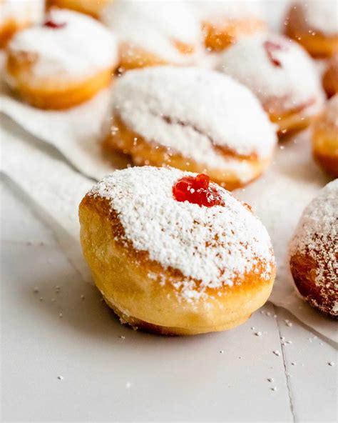 How many sugar are in sufganiyot jelly doughnuts (89657.0) - calories, carbs, nutrition