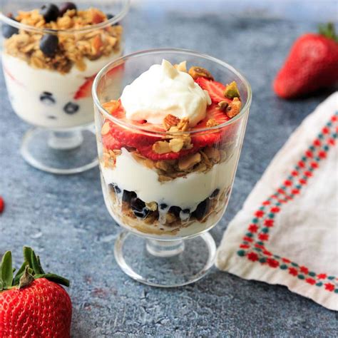 How many sugar are in summer berry yogurt parfait - calories, carbs, nutrition