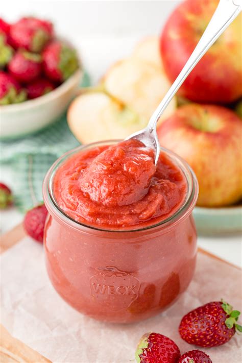 How many sugar are in summer strawberry applesauce - calories, carbs, nutrition