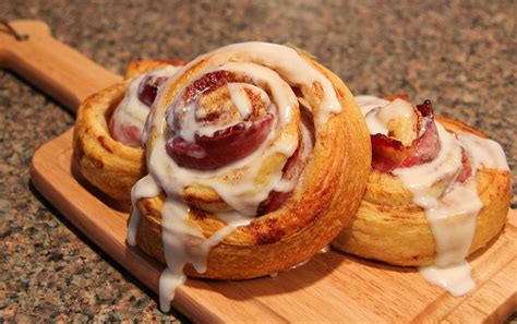 How many sugar are in sweet and savory bacon cinnamon roll - calories, carbs, nutrition