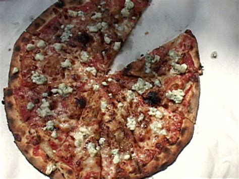 How many sugar are in sweet onion and gorgonzola pizza - calories, carbs, nutrition