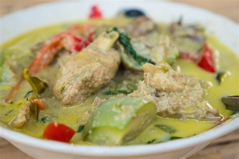 How many sugar are in tender pieces of chicken cooked in an authentic thai green curry sauce - calories, carbs, nutrition