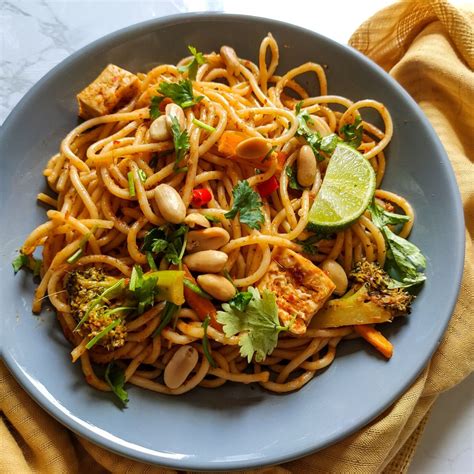 How many sugar are in thai curry noodles with tofu - calories, carbs, nutrition