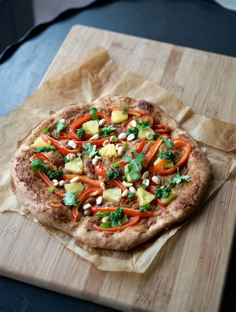 How many sugar are in thai vegetable pizza with peanuts - calories, carbs, nutrition