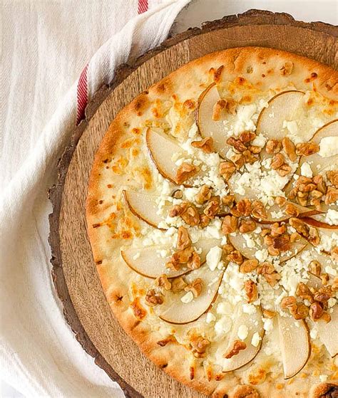 How many sugar are in thin crust sauteed onion and gorgonzola pizza - calories, carbs, nutrition