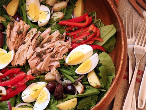 How many sugar are in to the max nicoise salad - calories, carbs, nutrition